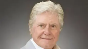 الأزمات والجدل: حكاية تصريحات حسين فهمي حول المحجبات وكواليس “زلة اللسان”